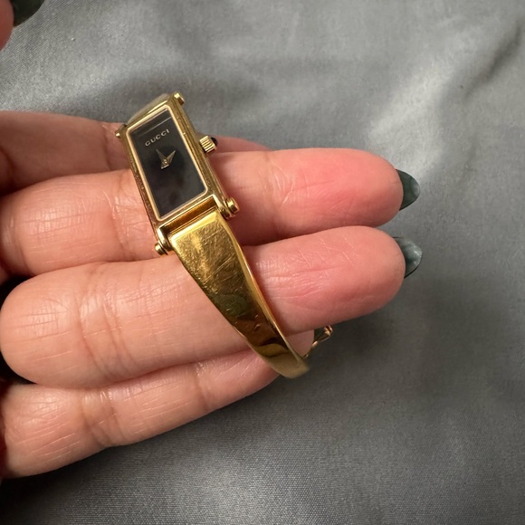 Gucci 1500L Bangle Watch - gold and black - Picture 3 of 9